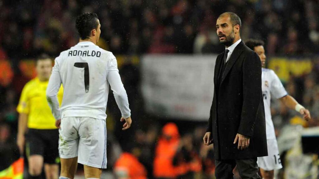 Cristiano Ronaldo e Pep Guardiola durante Barcelona x Real Madrid por LaLiga em 2010 JAVIER SORIANO/AFP via Getty Images